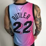 Camiseta Regata Basquete NBA Miami Heat Swingman Butler 22 City Edition Rosa Azul 2021 Nike - Imagem 2