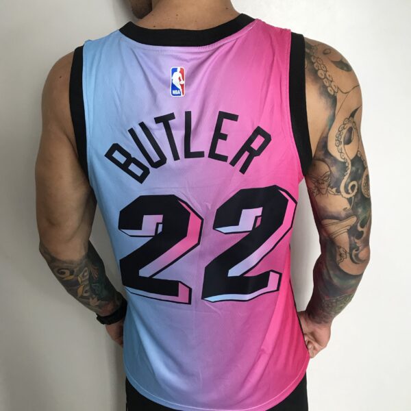 Camiseta Regata Basquete NBA Miami Heat Swingman Butler 22 City Edition Rosa Azul 2021 Nike - Imagem 2