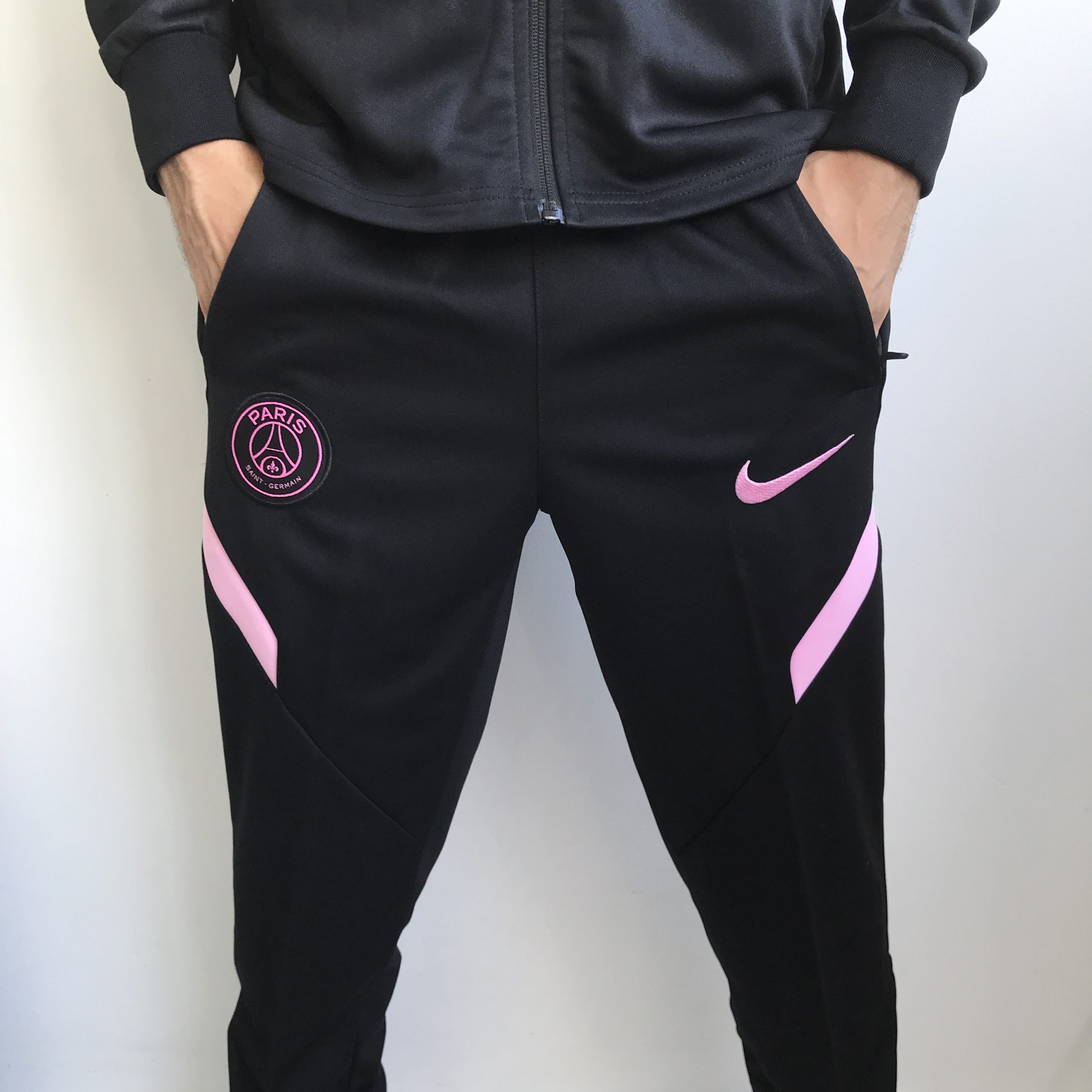 IMG_9555 Calça Longa Slim Treino Paris Saint-Germain - PSG 2022 Preta Nike - Imagem 1