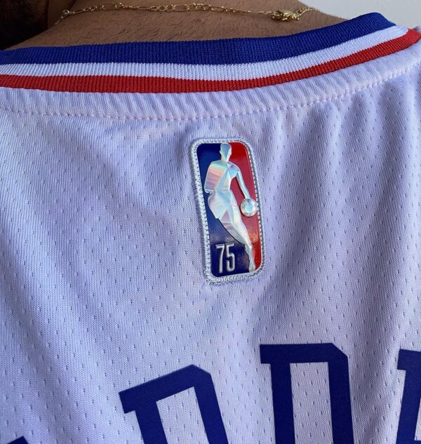Camiseta Regata NBA Philadelphia 76ers James Harden 1 Associate Edition Branca 2022 Nike - Imagem 10