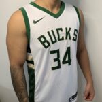 Camiseta Regata Basquete NBA Milwaukee Bucks - Giannis Antetokounmpo 34 City Edition Nike - Branca - Imagem 3