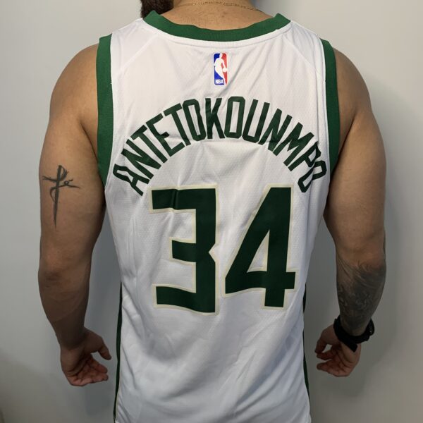 Camiseta Regata Basquete NBA Milwaukee Bucks - Giannis Antetokounmpo 34 City Edition Nike - Branca - Imagem 7