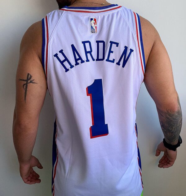 Camiseta Regata NBA Philadelphia 76ers James Harden 1 Associate Edition Branca 2022 Nike - Imagem 9