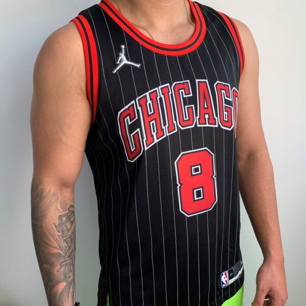 Camiseta Regata NBA Chicago Bulls Zach Lavine 8 Statement Edition Preta 2022 Jordan - Imagem 2