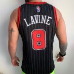 Camiseta Regata NBA Chicago Bulls Zach Lavine 8 Statement Edition Preta 2022 Jordan - Imagem 6