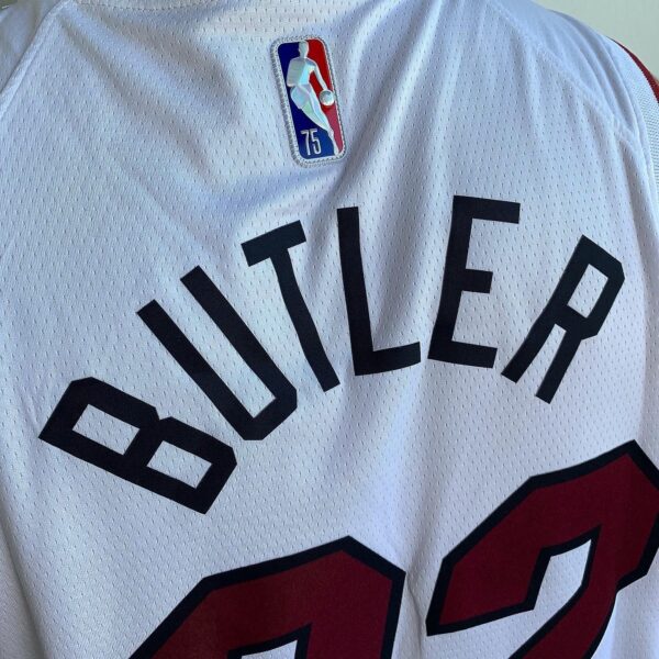 Camiseta Regata Basquete NBA Miami Heat Jimmy Butler 22 Association Edition Branca 2022 Nike - Imagem 10