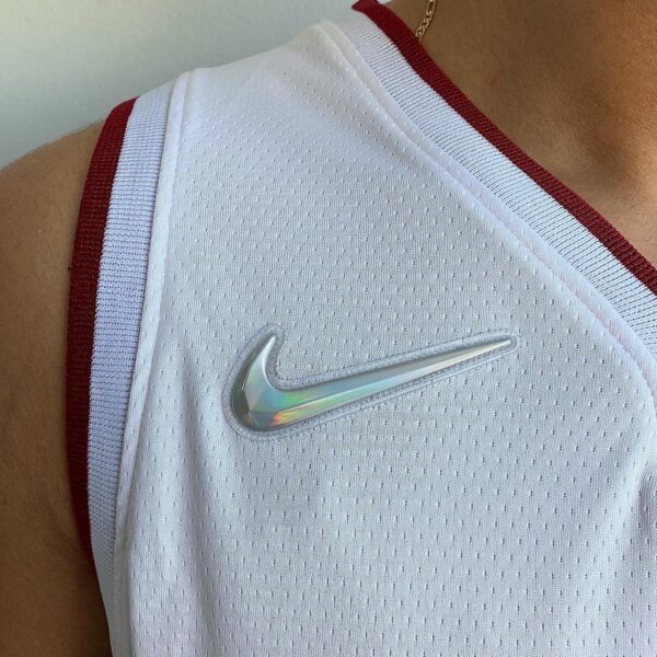 Camiseta Regata Basquete NBA Miami Heat Jimmy Butler 22 Association Edition Branca 2022 Nike - Imagem 6