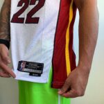 Camiseta Regata Basquete NBA Miami Heat Jimmy Butler 22 Association Edition Branca 2022 Nike - Imagem 7