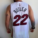 Camiseta Regata Basquete NBA Miami Heat Jimmy Butler 22 Association Edition Branca 2022 Nike - Imagem 9