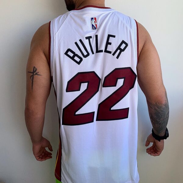 Camiseta Regata Basquete NBA Miami Heat Jimmy Butler 22 Association Edition Branca 2022 Nike - Imagem 9