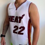 Camiseta Regata Basquete NBA Miami Heat Jimmy Butler 22 Association Edition Branca 2022 Nike - Imagem 3