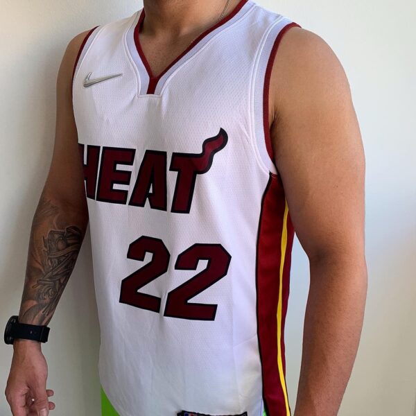 Camiseta Regata Basquete NBA Miami Heat Jimmy Butler 22 Association Edition Branca 2022 Nike - Imagem 3