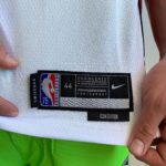 Camiseta Regata Basquete NBA Miami Heat Jimmy Butler 22 Association Edition Branca 2022 Nike - Imagem 8