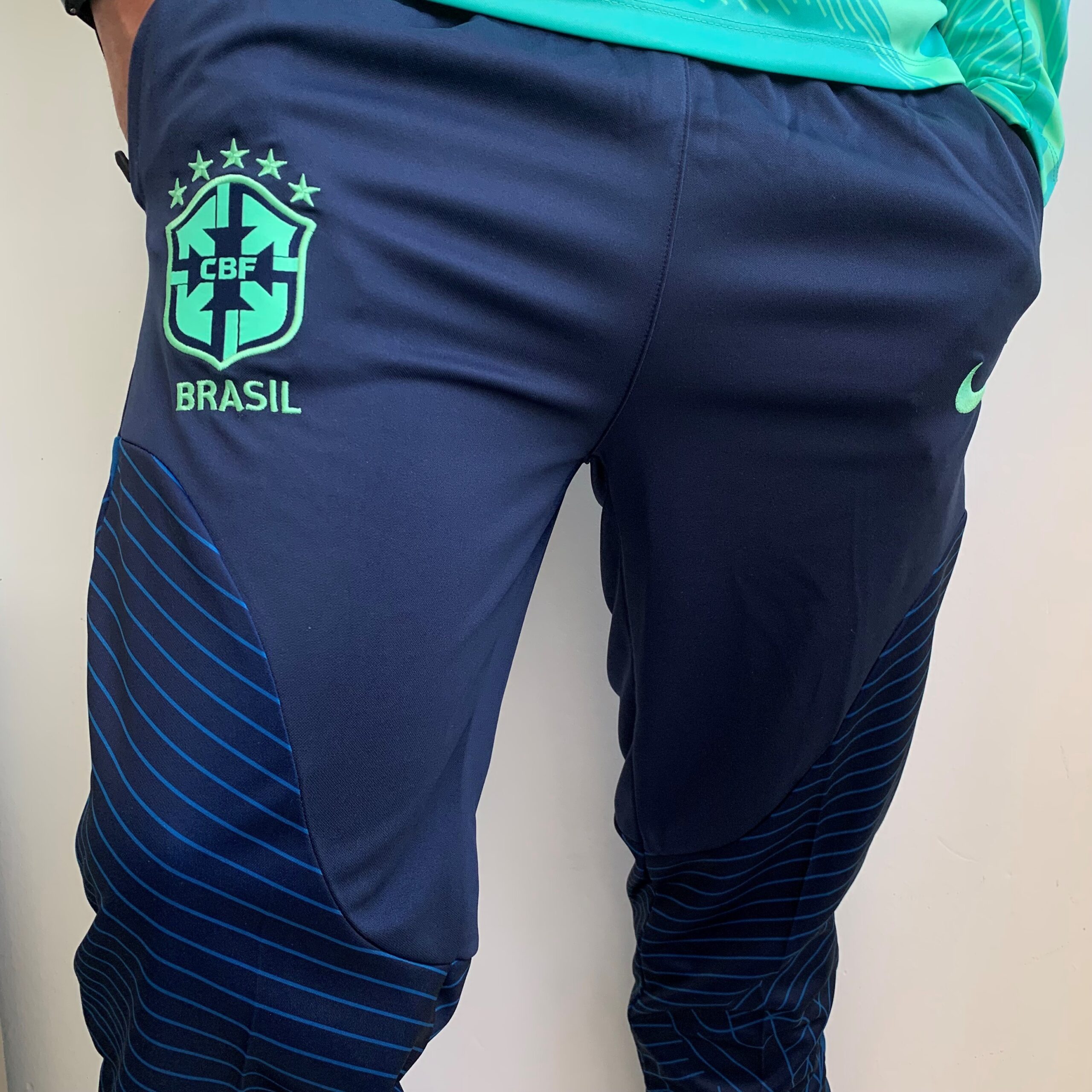 JN REKVKEK Calça Longa Brasil 2022 Nike - Imagem 1