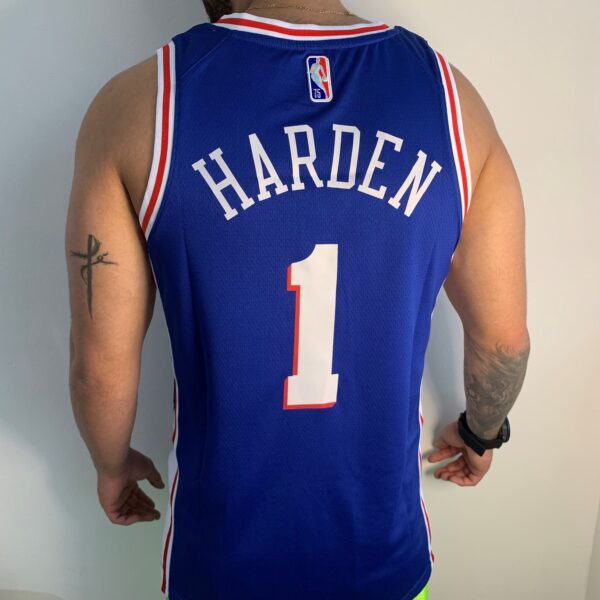 Camiseta Regata NBA Philadelphia 76ers James Harden 1 Icon Azul 2022 Nike - Imagem 7