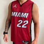 Camiseta Regata Basquete NBA Miami Heat Jimmy Butler 22 Statement Edition Vermelha 2022 Jordan - Imagem 4