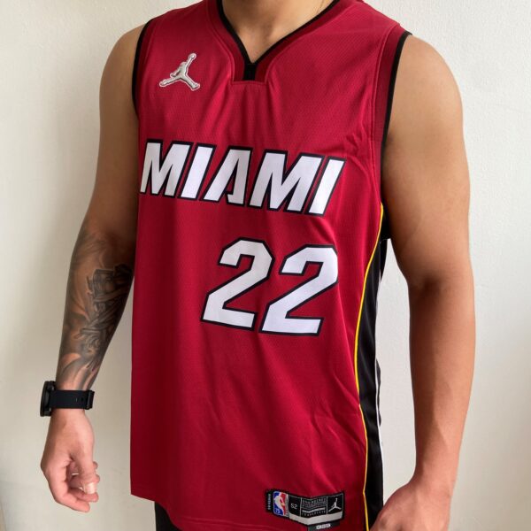 Camiseta Regata Basquete NBA Miami Heat Jimmy Butler 22 Statement Edition Vermelha 2022 Jordan - Imagem 4