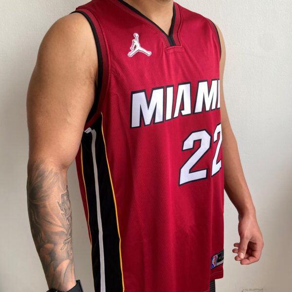 Camiseta Regata Basquete NBA Miami Heat Jimmy Butler 22 Statement Edition Vermelha 2022 Jordan - Imagem 3