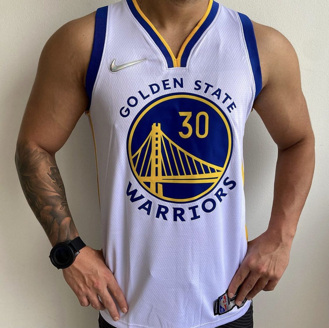 IMG_7923 Camiseta Regata NBA Golden State Warriors Curry 30 Association Edition Branca 2022 Nike - Imagem 1