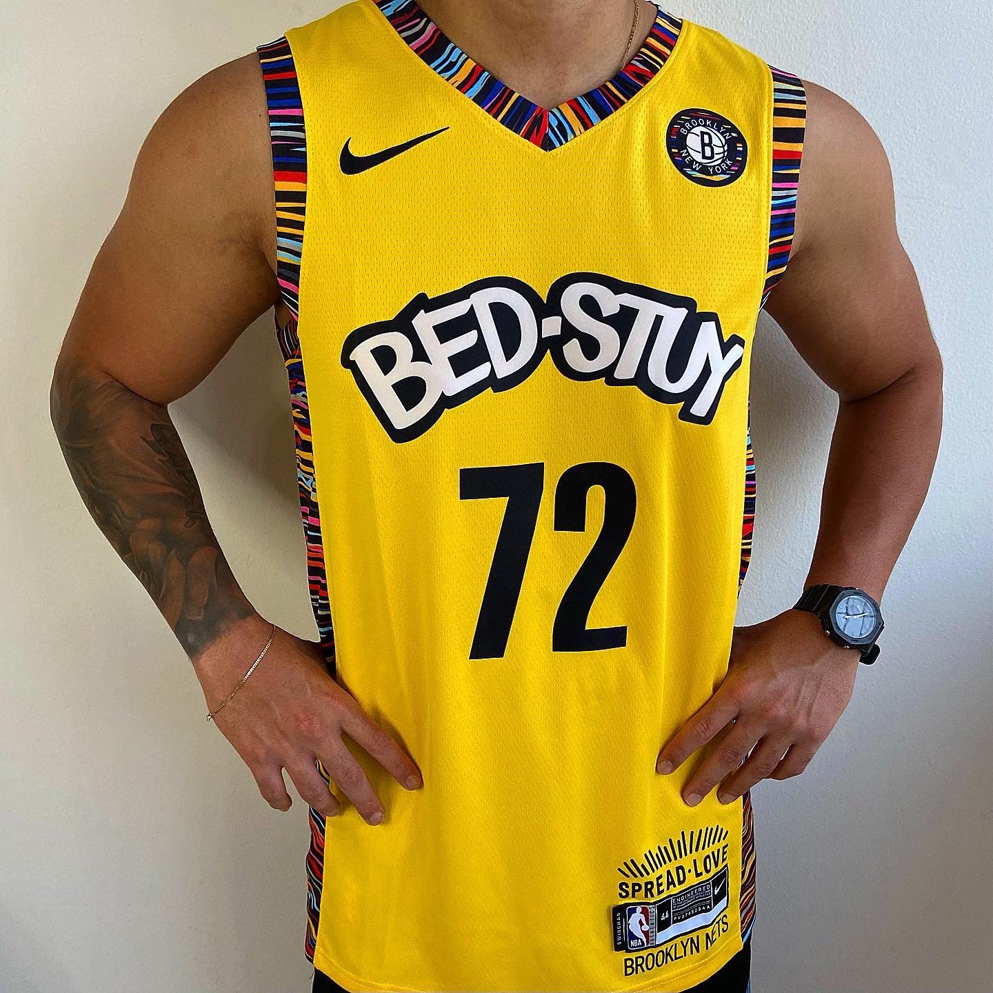 64DA3BB2-7D8F-4655-91C3-79D5C4CFB7B7 Camiseta Regata NBA Brooklyn Nets 72 Biggie Bed-Stuy Edition Amarela Nike - Imagem 1