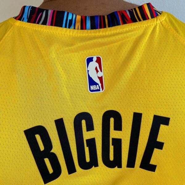 Camiseta Regata NBA Brooklyn Nets 72 Biggie Bed-Stuy Edition Amarela Nike - Imagem 10