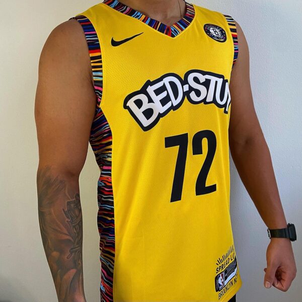 Camiseta Regata NBA Brooklyn Nets 72 Biggie Bed-Stuy Edition Amarela Nike - Imagem 2