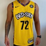 Camiseta Regata NBA Brooklyn Nets 72 Biggie Bed-Stuy Edition Amarela Nike - Imagem 4
