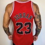 Camiseta Regata NBA Mitchell & Ness 1996/97 Vermelha - Chicago Bulls - Michael Jordan 23 - Edição Especial - The Finals - Vermelha - Imagem 8