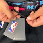 Short Bermuda Basquete NBA Miami Heat Preta Rosa e Azul City Edition Nike - Imagem 6