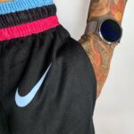 Short Bermuda Basquete NBA Miami Heat Preta Rosa e Azul City Edition Nike - Imagem 8