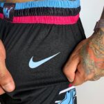 Short Bermuda Basquete NBA Miami Heat Preta Rosa e Azul City Edition Nike - Imagem 7
