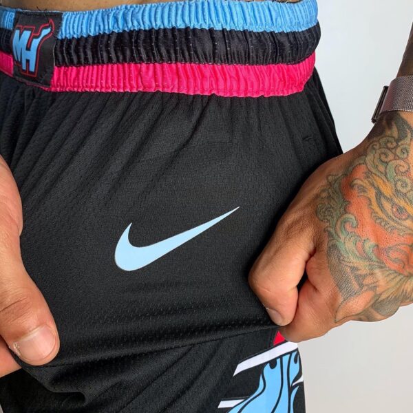 Short Bermuda Basquete NBA Miami Heat Preta Rosa e Azul City Edition Nike - Imagem 7