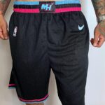 Short Bermuda Basquete NBA Miami Heat Preta Rosa e Azul City Edition Nike - Imagem 3