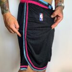 Short Bermuda Basquete NBA Miami Heat Preta Rosa e Azul City Edition Nike - Imagem 2