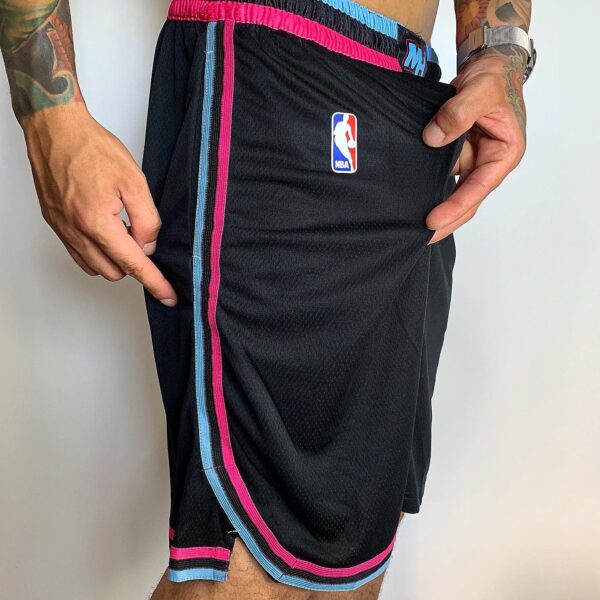 Short Bermuda Basquete NBA Miami Heat Preta Rosa e Azul City Edition Nike - Imagem 2
