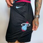 Short Bermuda Basquete NBA Miami Heat Preta Rosa e Azul City Edition Nike