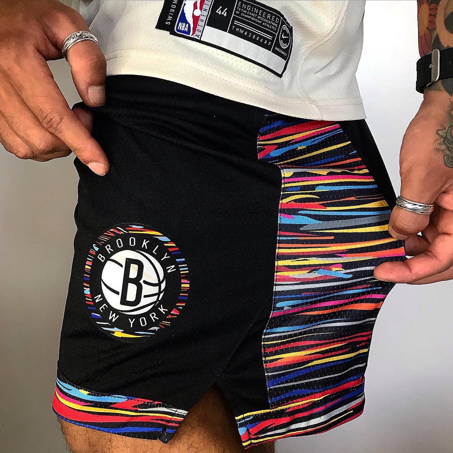 BERMUDA NETS PRETA COLORIDA 1 Short Bermuda NBA Brooklyn Nets Preta Colorida City Edition Nike - Imagem 1