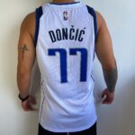 Camiseta Regata NBA Dallas Mavericks Luka Doncic 77 Association Edition Branca 2022 Nike - Imagem 8