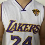 Camiseta Regata Basquete NBA Los Angeles Lakers Mitchell & Ness 2009/10 Branca - Kobe Bryant - 24 - Edição Especial - The Finals - Imagem 5