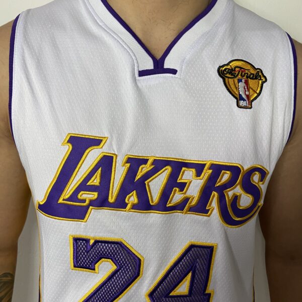 Camiseta Regata Basquete NBA Los Angeles Lakers Mitchell & Ness 2009/10 Branca - Kobe Bryant - 24 - Edição Especial - The Finals - Imagem 5