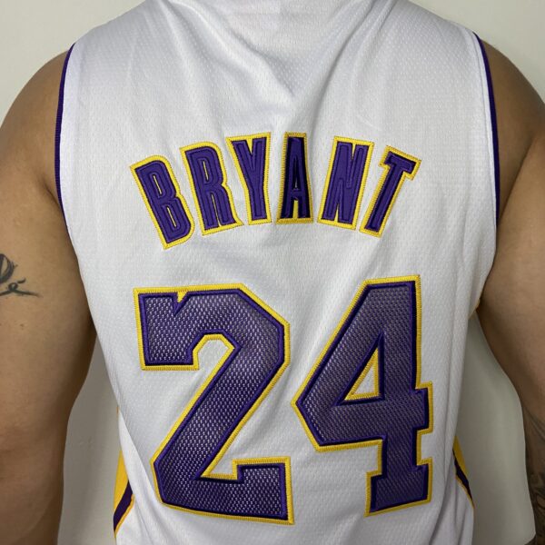 Camiseta Regata Basquete NBA Los Angeles Lakers Mitchell & Ness 2009/10 Branca - Kobe Bryant - 24 - Edição Especial - The Finals - Imagem 9
