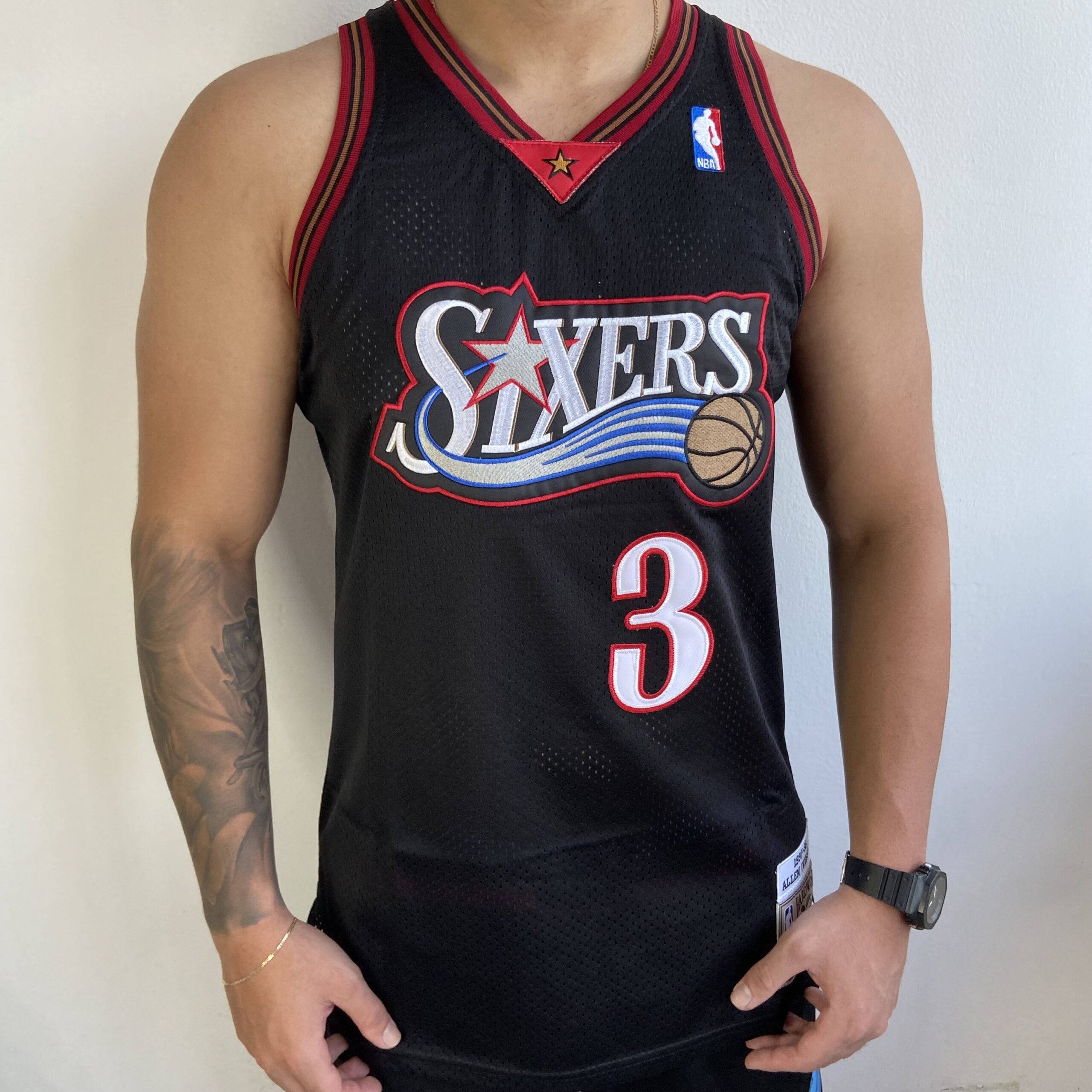 IMG_3331 Camiseta Regata Basquete NBA Philadelphia 76ers Sixers 3 Allen Iverson Mitchell & Ness Preta - Imagem 1