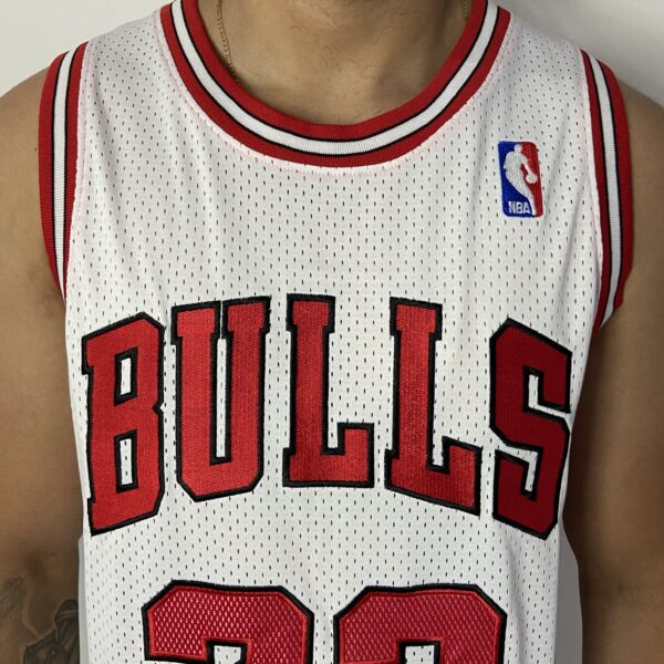 Camiseta Regata NBA Mitchell & Ness 1997/98 Branca - Chicago Bulls - Michael Jordan 23 - Edição Especial - The Finals - Imagem 6