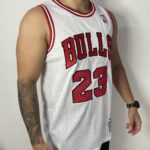 Camiseta Regata NBA Mitchell & Ness 1997/98 Branca - Chicago Bulls - Michael Jordan 23 - Edição Especial - The Finals - Imagem 3