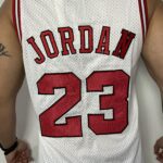 Camiseta Regata NBA Mitchell & Ness 1997/98 Branca - Chicago Bulls - Michael Jordan 23 - Edição Especial - The Finals - Imagem 10