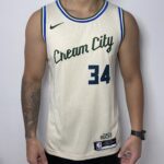 Camiseta Regata Basquete NBA Milwaukee Bucks - Giannis Antetokounmpo 34 - Cream City Edition Creme Nike 2019