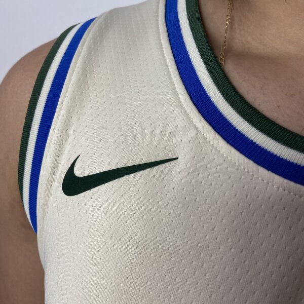 Camiseta Regata Basquete NBA Milwaukee Bucks - Giannis Antetokounmpo 34 - Cream City Edition Creme Nike 2019 - Imagem 6