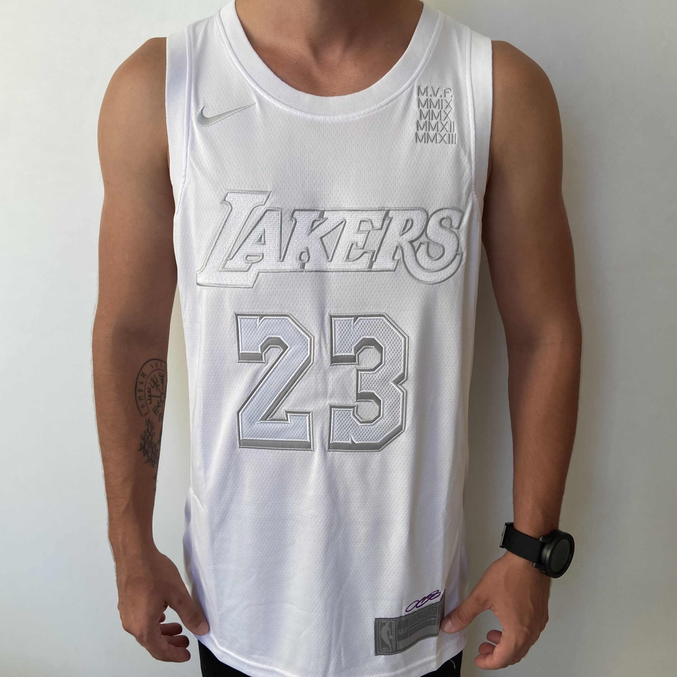 2023-11-30 16.56.45 Camiseta Regata NBA - Los Angeles Lakers - Edição Especial - MVP Honra - LeBron James 23 - Branca Nike - Imagem 1