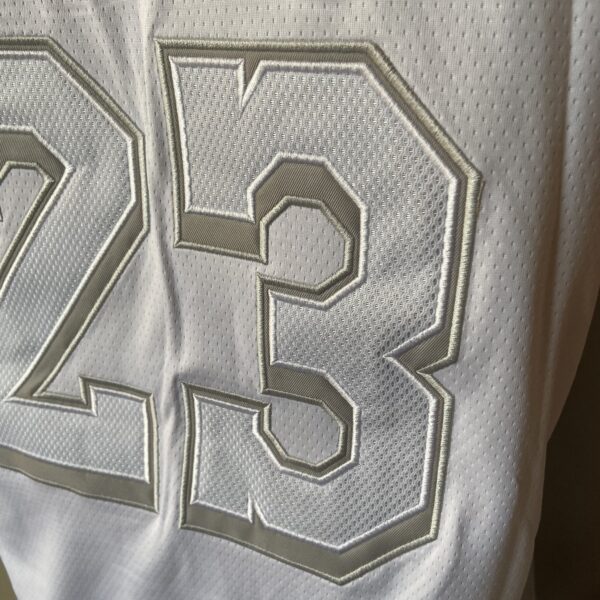 Camiseta Regata NBA - Los Angeles Lakers - Edição Especial - MVP Honra - LeBron James 23 - Branca Nike - Imagem 22