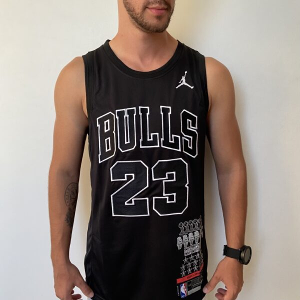 Camiseta Regata Basquete NBA Swingman - Chicago Bulls - Edição Especial - MVP Anéis - Edição Especial - Michael Jordan 23 - Preta Jordan - Imagem 2